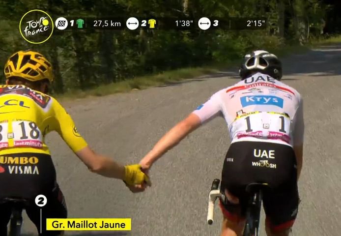 Op het hoogste podium, in de beslissende etappe, op het moment suprême valt je concurrent. Wat doe je?

1️⃣ Ik rijd vól door. Dit is mijn kans.
2️⃣ Ik wacht om de strijd op de weg te beslissen. 

Vingegaard koos voor 2. Respect 🙌🏼 

#TourDeFrance2022 #Vingegaard #JumboVisma