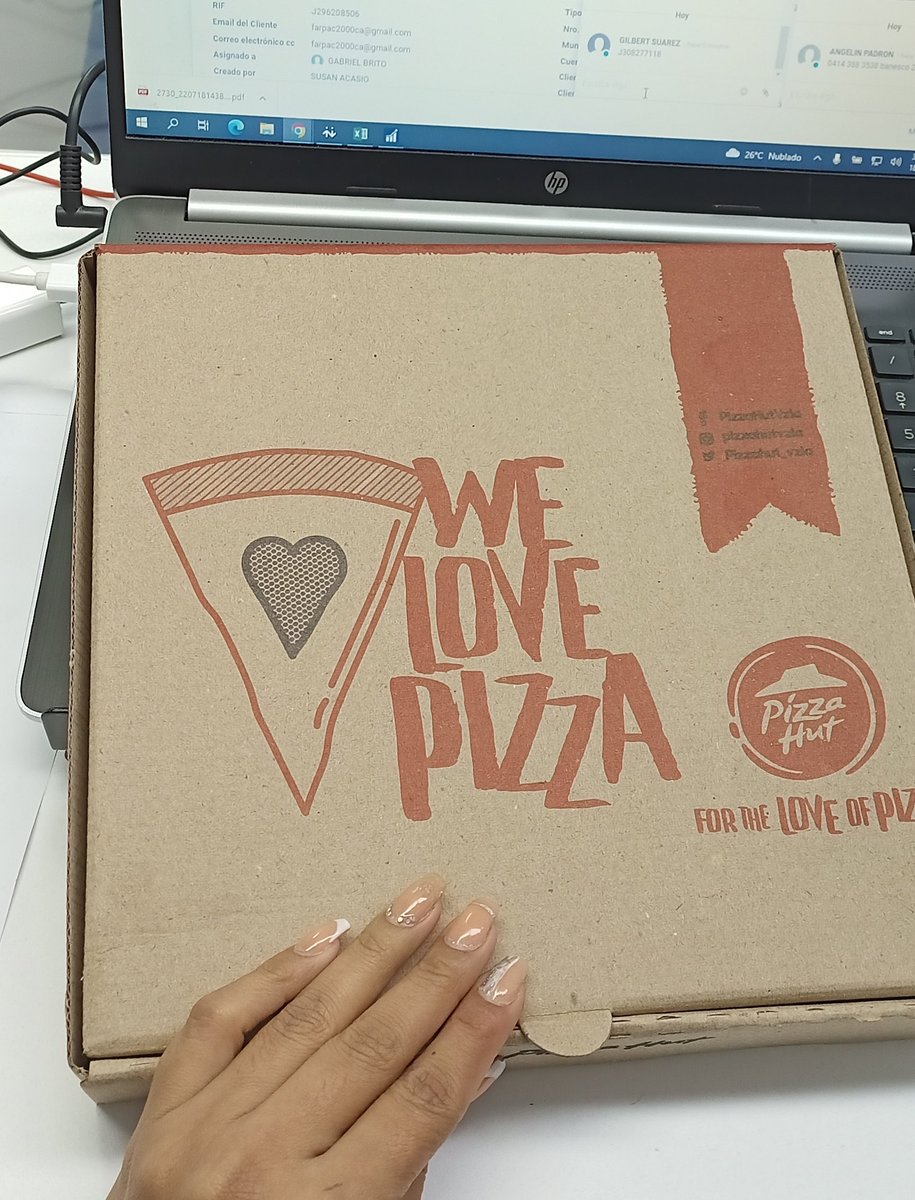 AshlySusam's tweet photo. Pizza hut https://t.co/m94UTG4UB2