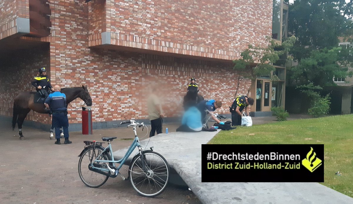 Vanavond preventief fouilleren (op wapenbezit) op diverse locaties in Dordrecht. Zo ook in de Kloostertuin. Alle aanwezigen werden gefouilleerd. Er werden geen wapens aangetroffen. 👍
