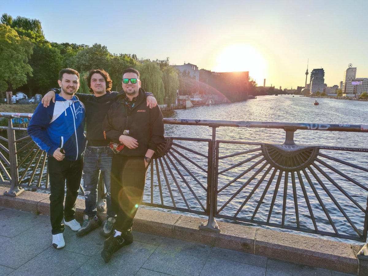 El_HomarGarcia's tweet photo. Estar los 3 juntos de nuevo, uno de los momentos más felices de mi vida. 

Me hacía demasiada falta abrazarlos, bromear, platicar y ayudarnos. 

Los quiero un chingo!
Pronto nos veremos de nuevo, lo prometo 🥹

- Ich kann nicht, Mann! - https://t.co/3K6jMFjChF
