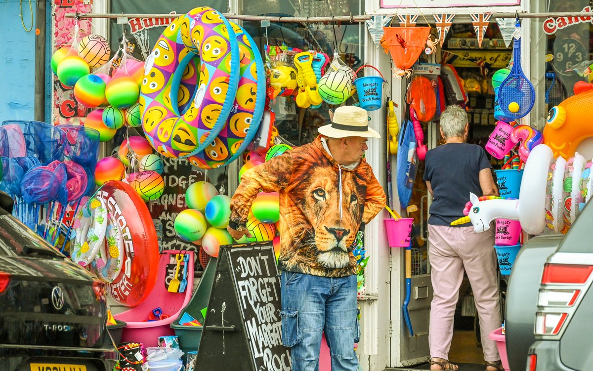 tintininkent's tweet photo. Now that's a jacket ! #streetphotography #beach #fashion #hip #Trending #trendseter https://t.co/KwudlwZzA4