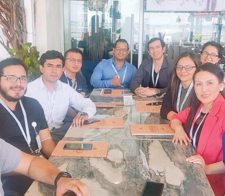 JOSEJAU19320142's tweet photo. Servicio de Terapia Intensiva, posgrado UEES Clínica Guayaquil. Tertulia posterior a las charlas.@Evekarrion @pabloenriqueb @Monytovar0510 @krlosloor10 @Cristia39002866 @ke0766019 https://t.co/sTMibqTkuX