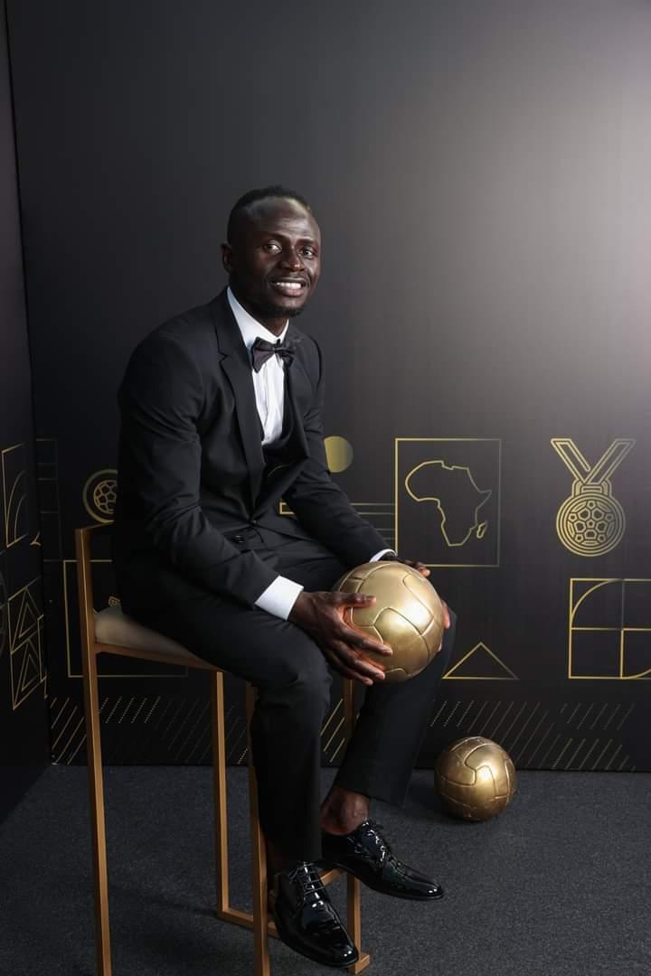CarlosGGMU's tweet photo. 🚨🚨Senegal 🇸🇳 and @FCBayern superstar Sadio Mané has been awarded African Player of the Year 2022.
✍Mané wins the award for second time in a row
Congratulations Sadioo! 👏🏾
#CAFAwards2022 ##captainupdates https://t.co/2WImDWAbnB