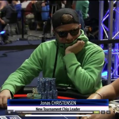PalsgaardJonas's tweet photo. #NewProfiePic #throwback to chipleading the biggest EPT Main Event in history at the time, in Barcelona 2015 with around 70 players left from 1.694 registrants, before bottling it for 25th 📉
Got a cool pic and a great memory out of it tho #positivity https://t.co/gAQW6mBive