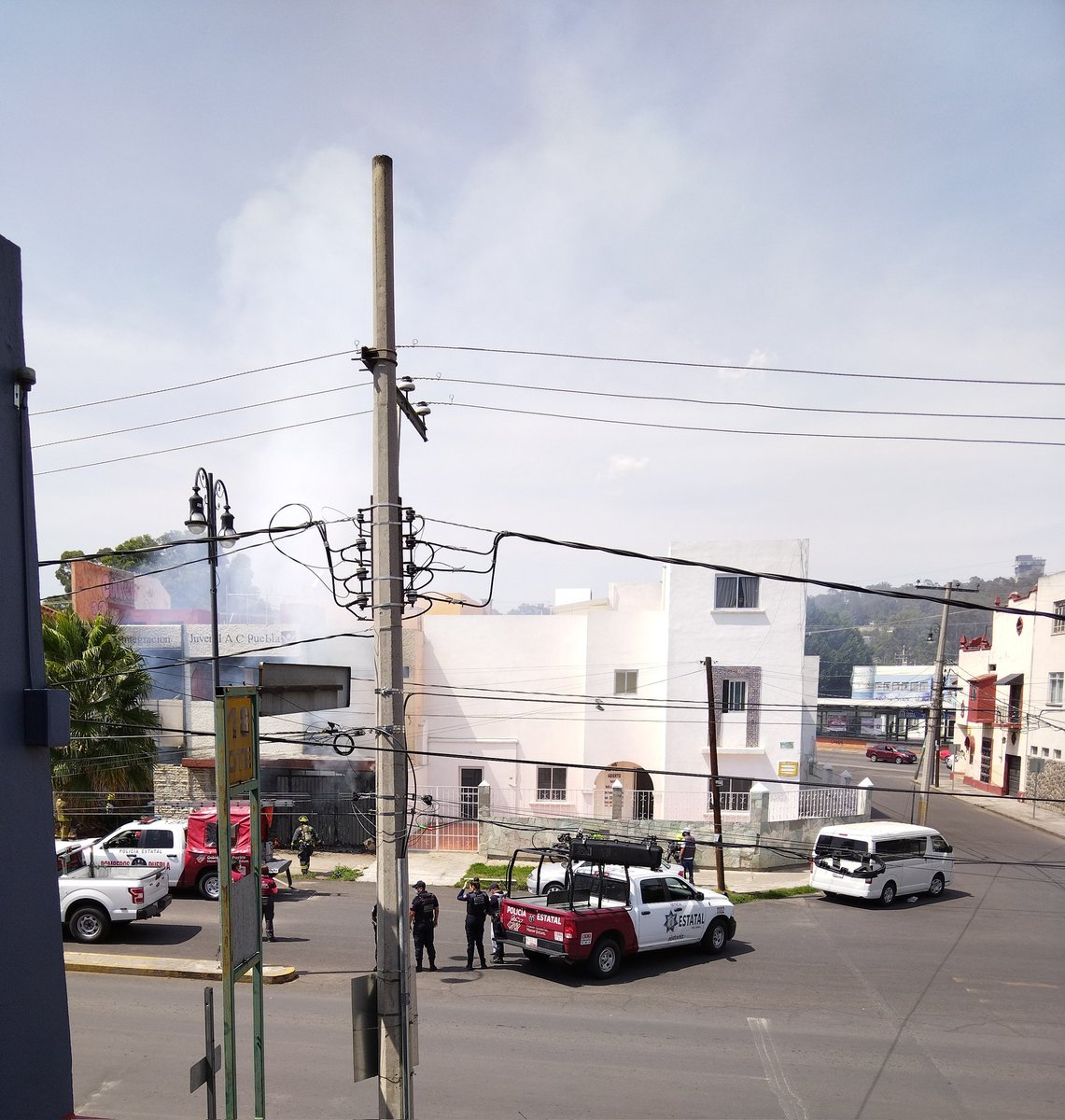 Roberto9S's tweet photo. @laredcincoradio @aztecapuebla incendio en 6 norte y 18 oriente https://t.co/z8cAASynTT