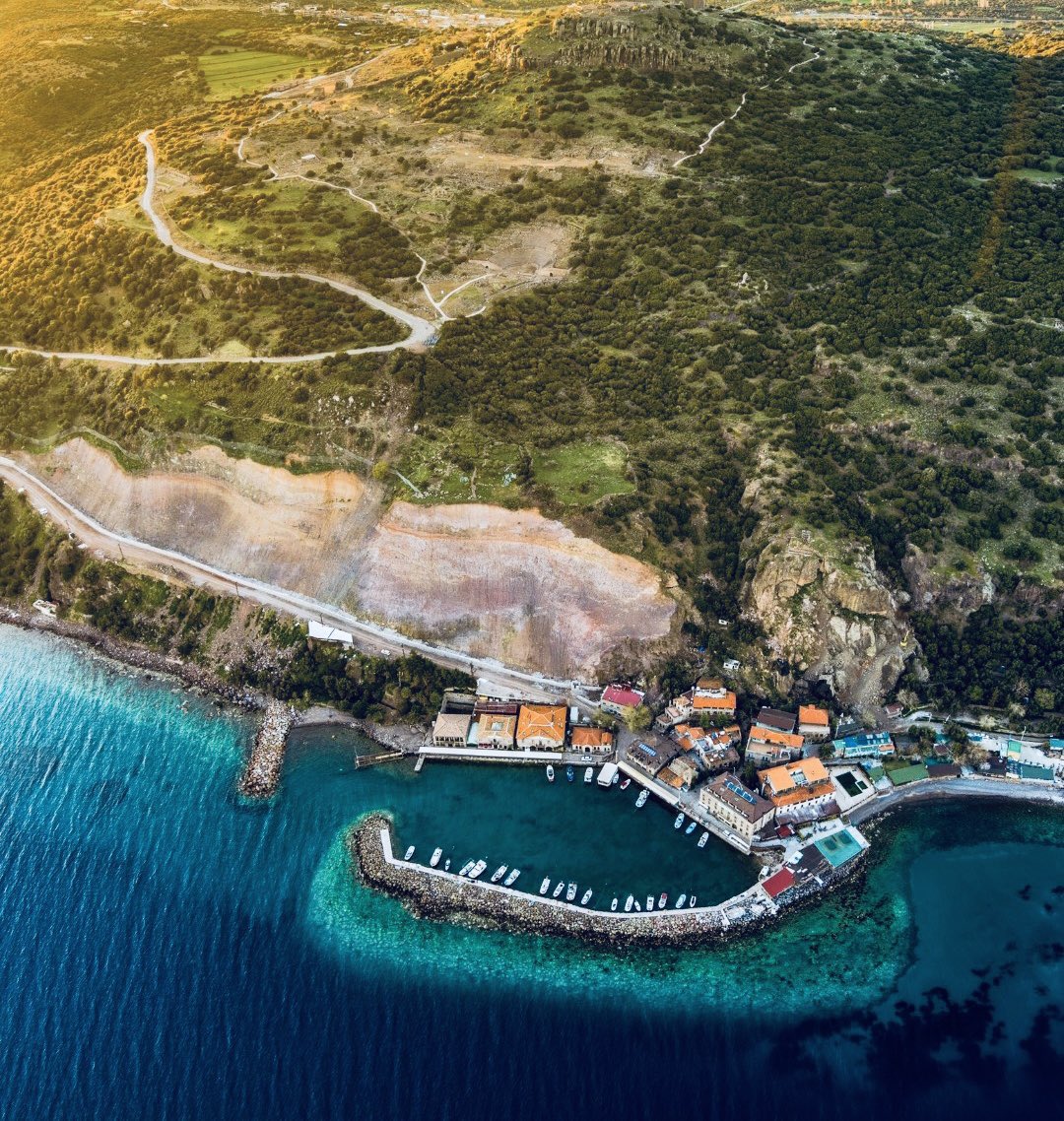 Assos'u ne hale getirdiklerine bakın.

“Kaya ıslahı” adı altında yıkıp, yok edip bir de üzerine beton döktüler.

Çağlara tanıklık etmiş şu eşsiz güzelliği bu hale getirdiler. Görmeyen kalmasın.