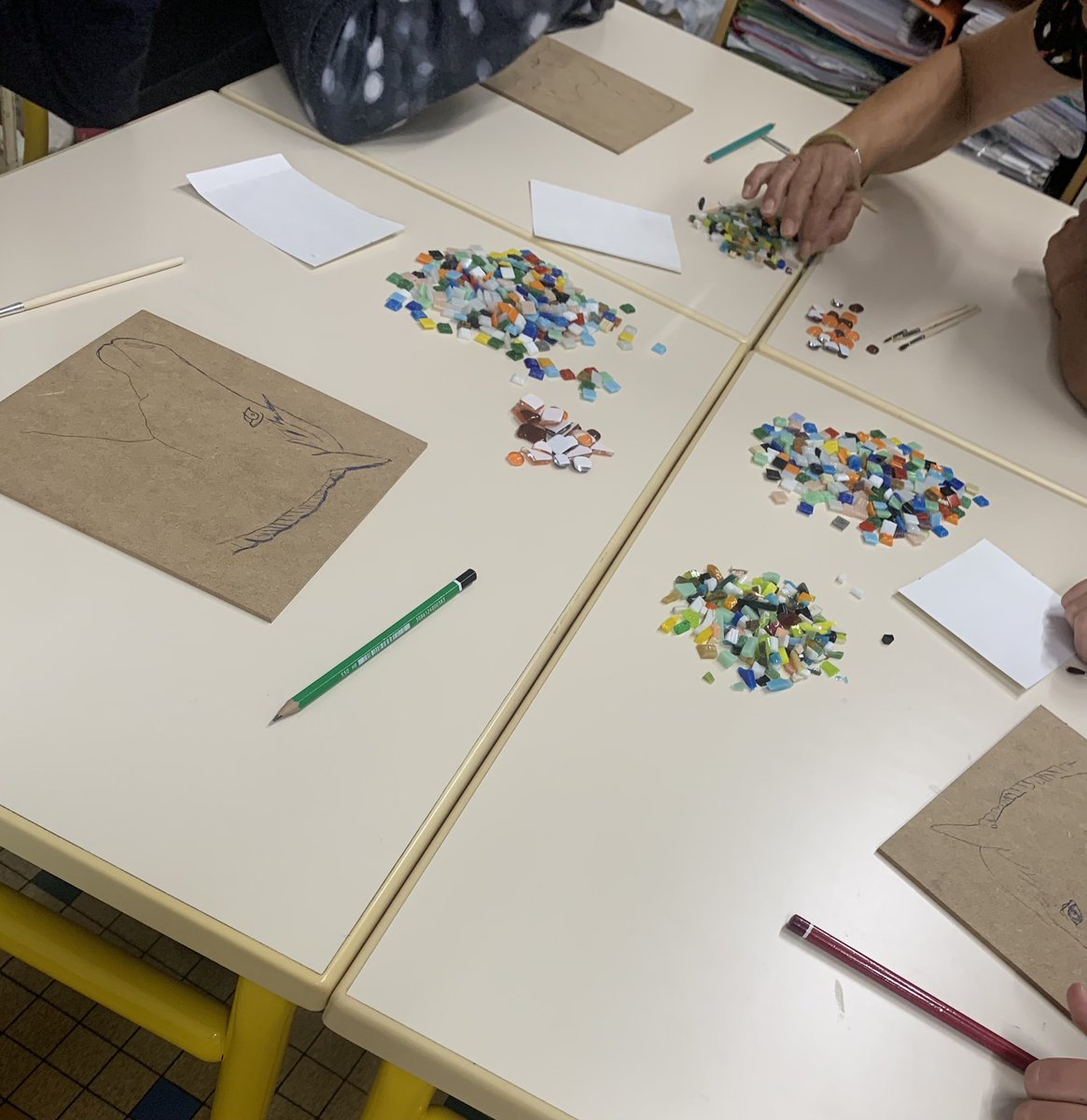 teamulisnd's tweet photo. #mosaique Un très bon moment d’art dans le dispositif. Atelier découverte de la mosaïque avec @mosaiquemedoc . Nous remercions vivement Christine pour sa patience et sa bienveillance 😊 #dispositifuliscollege #arttherapie https://t.co/iGavFlSfMf
