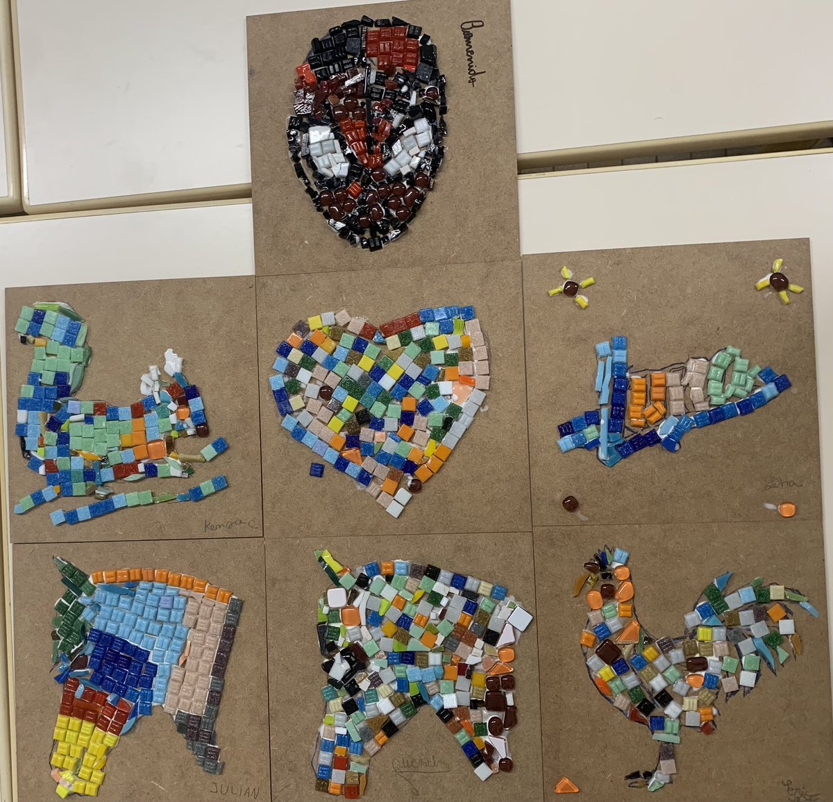 teamulisnd's tweet photo. #mosaique Un très bon moment d’art dans le dispositif. Atelier découverte de la mosaïque avec @mosaiquemedoc . Nous remercions vivement Christine pour sa patience et sa bienveillance 😊 #dispositifuliscollege #arttherapie https://t.co/iGavFlSfMf