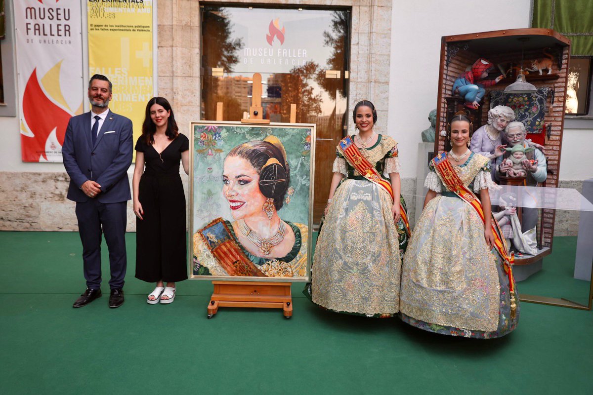 JCF_Valencia's tweet photo. 🖼🔥El quadre de la Fallera Major de València, Carmen Martín, ja llueix en el @museufallervlc.

🖌 Obra de l’artista Marina Puche, plasma el somriure “especial” de la #FMV, amb un fons en tonalitat verda, a joc amb el seu espolí 👗. Dos dones valentes! 🙋‍♀️✊

#LlargaVidaALesFalles https://t.co/e5LwQ4sCZp