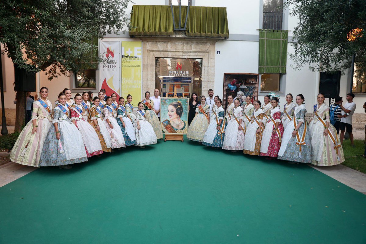 🖼🔥El quadre de la Fallera Major de València, Carmen Martín, ja llueix en el <a href="/museufallervlc/">Museu Faller VLC</a>.

🖌 Obra de l’artista Marina Puche, plasma el somriure “especial” de la #FMV, amb un fons en tonalitat verda, a joc amb el seu espolí 👗. Dos dones valentes! 🙋‍♀️✊

#LlargaVidaALesFalles