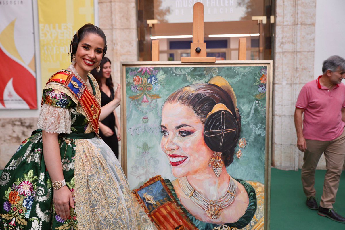 JCF_Valencia's tweet photo. 🖼🔥El quadre de la Fallera Major de València, Carmen Martín, ja llueix en el @museufallervlc.

🖌 Obra de l’artista Marina Puche, plasma el somriure “especial” de la #FMV, amb un fons en tonalitat verda, a joc amb el seu espolí 👗. Dos dones valentes! 🙋‍♀️✊

#LlargaVidaALesFalles https://t.co/e5LwQ4sCZp