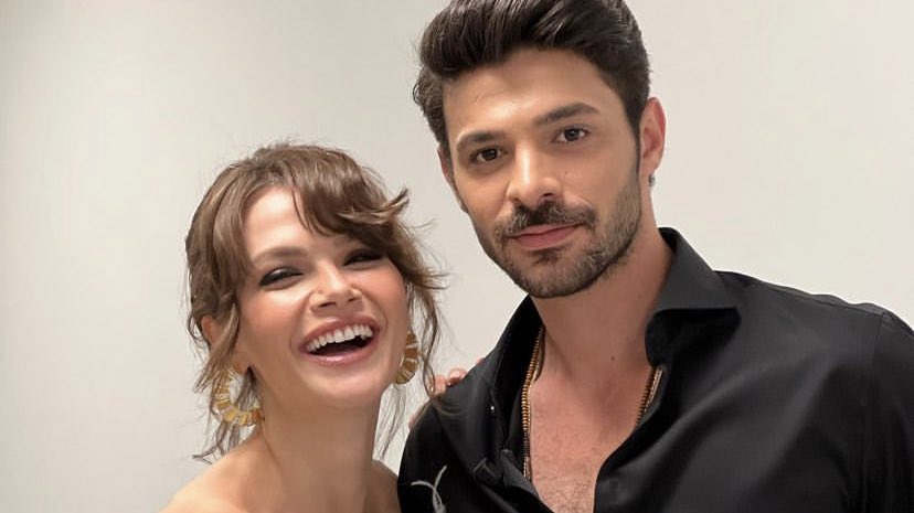 Niloshee's tweet photo. ikiliyi cumartesi günü ibrahim selimde bile ağız tadıyla izleyemeden boğazımızda bırakanlar utansın çok üzülüyorum kimbilir neler diyecekler programda dizinin gidişatı için ve biz o evrenin devamını göremeyeceğiz 

GizliSaklı FinalOlmasın https://t.co/6bwRkEks5C