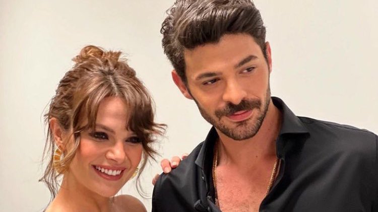 Niloshee's tweet photo. ikiliyi cumartesi günü ibrahim selimde bile ağız tadıyla izleyemeden boğazımızda bırakanlar utansın çok üzülüyorum kimbilir neler diyecekler programda dizinin gidişatı için ve biz o evrenin devamını göremeyeceğiz 

GizliSaklı FinalOlmasın https://t.co/6bwRkEks5C