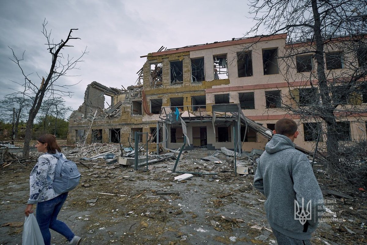 ukraine_world's tweet photo. Rescuers found the body under the rubble of the school in Kramatorsk.

The Russians struck the city around 3 a. m. today.

Source: the head of Donetsk Oblast State Administration https://t.co/qN8wJ0oZQl