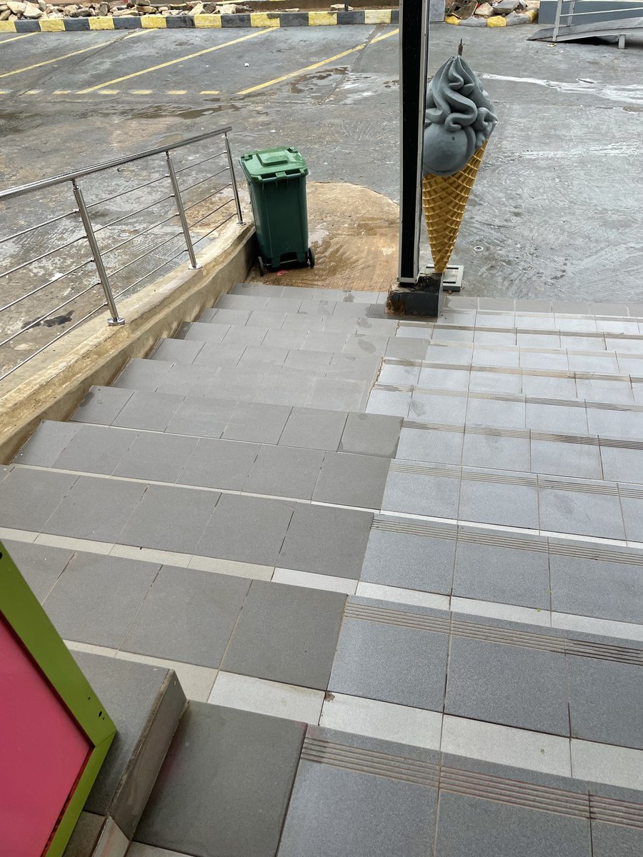 MadembAS's tweet photo. Rampe pour personne avec handicap à Ciné #Sembène et Hôtel #TerrouBi. Au ciné, ancienne rampe (Carreaux sombres) changée par 1 nouvelle + sûre. A hôtel, rampe éliminée contre palmier et gazon artificie? En tous cas j'ai pas vu nouvelle rampe #Kebetu #Senegal #Tourisme @MinTourSn https://t.co/P4LelGzDjG