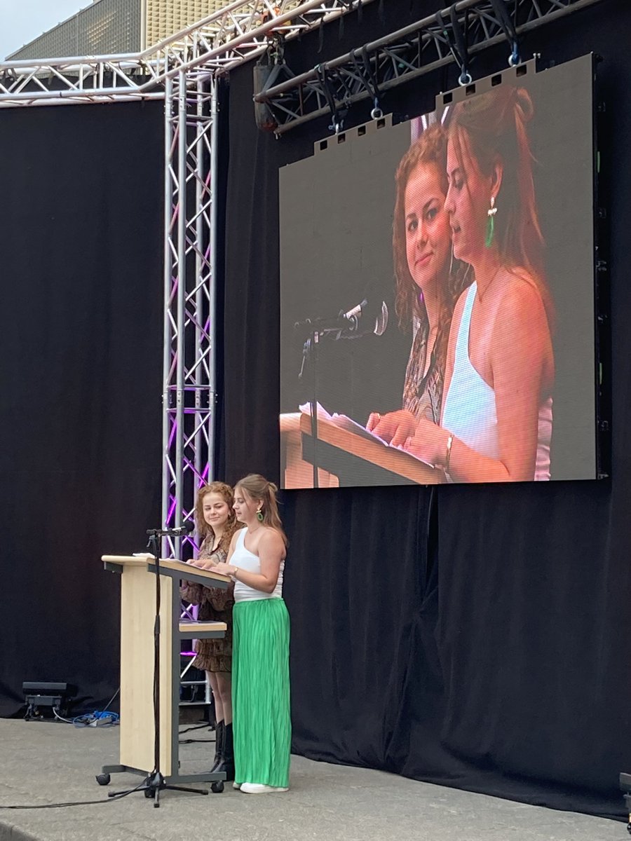 TBLGymnasium's tweet photo. Gisteravond genoten van een prachtige diploma uitreiking. Trots op onze mooie leerlingen die het @tbl_oss gaan verlaten. Ook op Beike en Puck die hun speech mochten voordragen. En genoten van het leerlingencabaret. https://t.co/NcEzaBaiNr