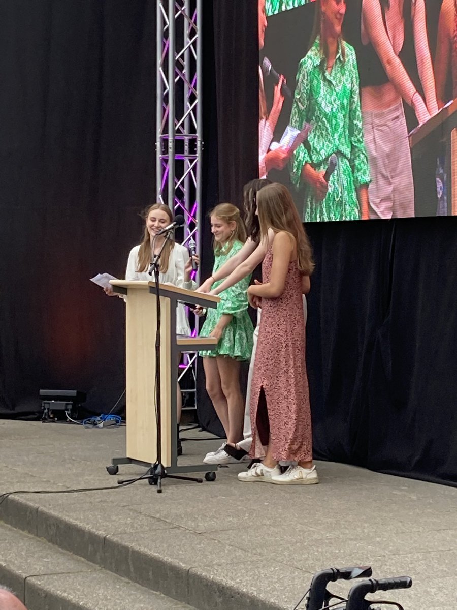 Gisteravond genoten van een prachtige diploma uitreiking. Trots op onze mooie leerlingen die het <a href="/tbl_oss/">TBL</a> gaan verlaten. Ook op Beike en Puck die hun speech mochten voordragen. En genoten van het leerlingencabaret.