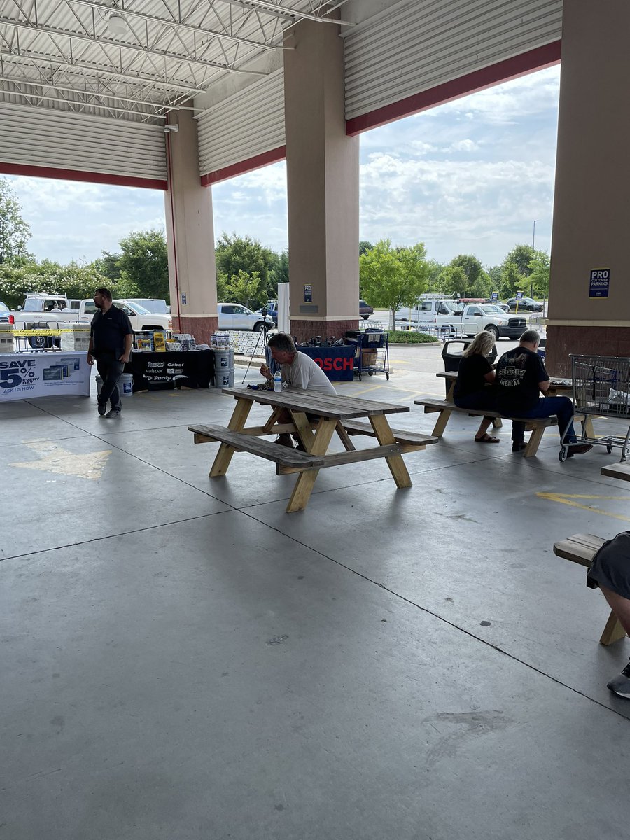 Severn Lowes giving Thanks to our Pro’s this am! Thank you <a href="/JMB_Burnett/">Jeffrey “JB“ Burnett</a> for heading up the grill so we could get 10 New Pro’s into The Club! #Grinding #MVP #BonusDays @LauraG813R1 <a href="/BenitoKomadina/">Benito.Komadina@Lowes</a> <a href="/Chris34585477/">Chris</a> <a href="/TheProRally/">Pro Rally</a> <a href="/zsanitta/">Zsanitta (Zsa Zsa) King</a>