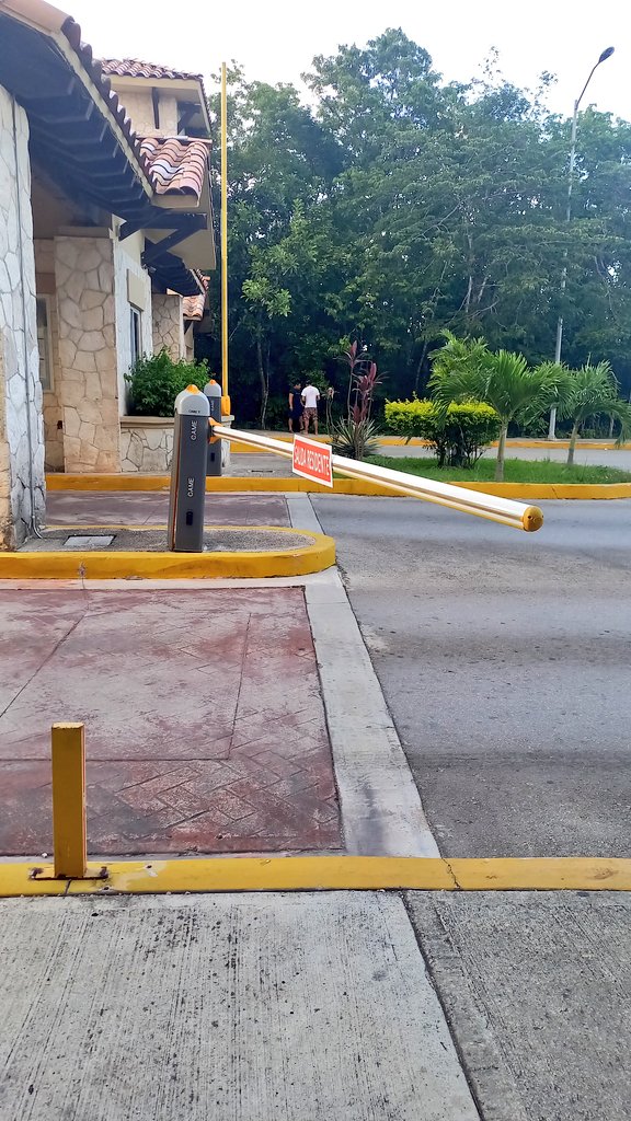 bc_gab's tweet photo. @tcastores sigo con la problemática de su servicio. Nadie me da respuesta y seguimiento al accidente que hizo su camión chocando la pluma de acceso en playa del carmen. Su responsable del Rea no responde teléfono o correo. Vamos a tener que levantar una denuncia #castores https://t.co/ZvXlkMiBue