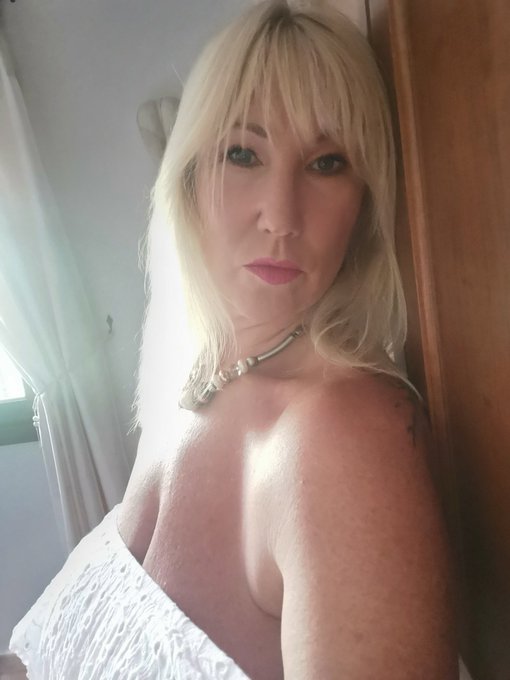 Ready for a night out, who's coming 😘 https://t.co/Lm3tCrAcJY