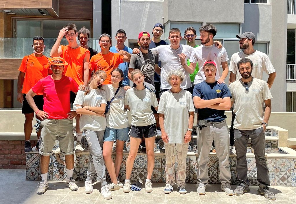 ClubBalandrau's tweet photo. Un grup dels socis més grans de Balandrau, junt amb alguns monitors, antics alumnes de @XalocLH i altres universitaris, estaran uns dies a #Beirut, al #Líban fent tasques de voluntariat.
#Gràcies #Voluntaris #Lebanon https://t.co/yED3ZV4RVt