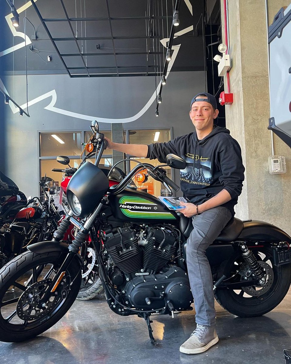 addisonclarkchi's tweet photo. The best views are seen from inside the motorcycle helmet 🏍️

Browse the wide selection of bikes at the Wrigleyville @harleydavidson. https://t.co/gCg3NIcZV3
