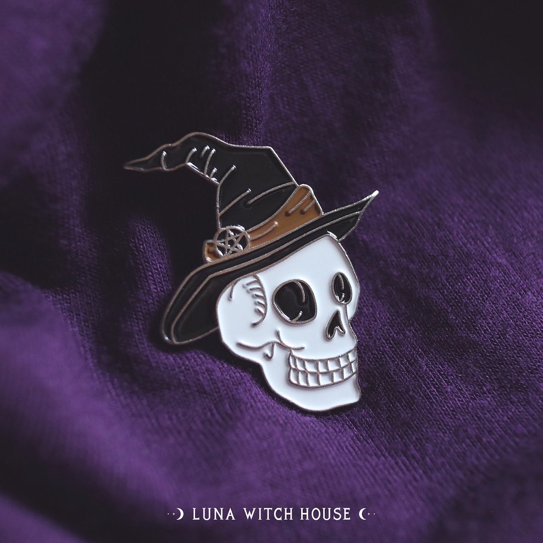 LunaWitchHouse's tweet photo. Even when they’ve been burned at the stake you still can’t keep the witches away 💀
⠀⠀⠀⠀⠀⠀⠀⠀⠀
#pindisplay #pinenvy #pindesign #pincommunity #enamelpin #witchpin #gothpin #horrorpin #pincollection #skullpin #skullwitch #witchcraft #witches #gothic #horror #skull #witch https://t.co/M2t86OKJ6W