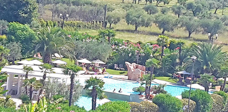 ViaCialdini's tweet photo. #Travel #ColorHotel #fascino esotico a #Bardolino sul #LagodiGarda https://t.co/9l8M8tBmdo https://t.co/hewJtj1HaT