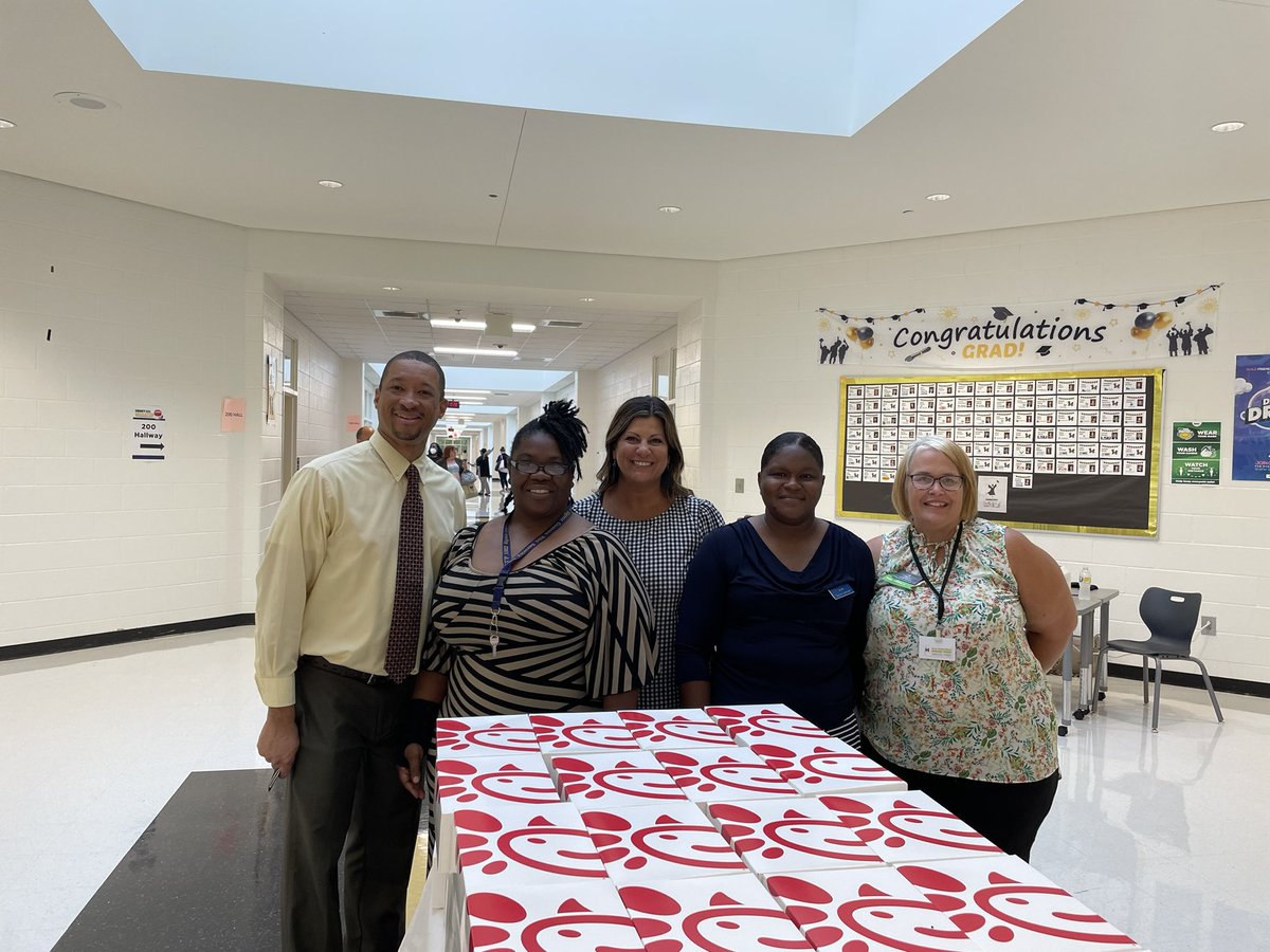 DawnAndersonHCS's tweet photo. Getting ready to SERVE and EAT courtesy of @HenryCountyBOE !@CynthiaMcCray19 #EducatorLaunch @ChickfilA (Truitt Grille-McDonough)#ASPIRE2023 https://t.co/Ub9V810wLV