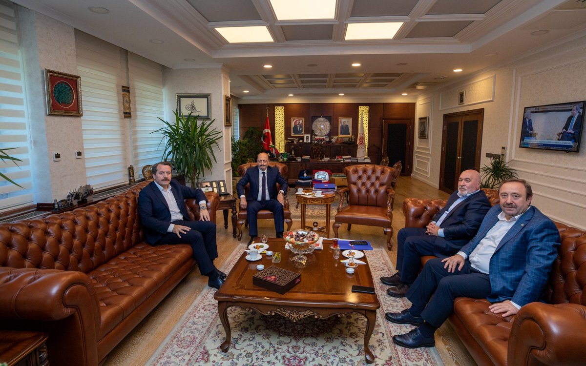 TocDiyarbakir's tweet photo. Memur- Sen olarak, Çalışma ve Sosyal Güvenlik Bakanı Sn. Vedat BİLGİN ’i ziyaret ettik. Toplu Sözleşme Kararımız gereği #Sözleşmeliler ile ilgili yapılacak çalışmalara ilişkin ön görüşme yaptık.

Sayın Bakanımıza ilgi ve hassasiyetleri için teşekkür ediyoruz. https://t.co/jGOWd1MJXq