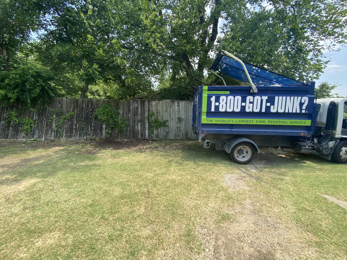 BrianScudamore's tweet photo. Want to see our core values Passion, Integrity, Professionalism &amp; Empathy (P.I.P.E.) in action?
 
@1800GOTJUNK in Dallas Central hauled junk from a local church’s lot for FREE after it turned into a dumping ground.
 
When you hire people who get your values, great things happen! https://t.co/PrsgWp5J4A