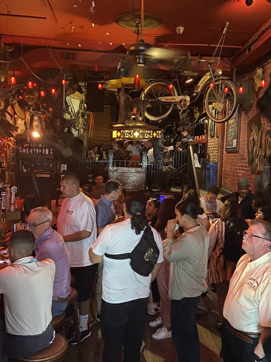 And EVERYONE who came out to the @GEARUPAlumni fundraiser at @madamsorgan #GUcon #GEARUPworks