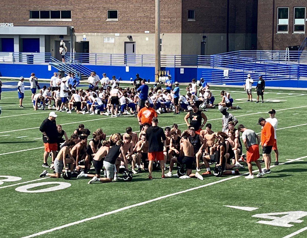 CoachEvanDreyer's tweet photo. Great job by our program this week!! Building a team for the 2022 journey!!! Proud of how our team attacked this week!!! Choose to be great everyday!!! #WorkWins #EnjoyEveryday #BuiltDifferentonForestRoad https://t.co/fFVNXOy3Hv