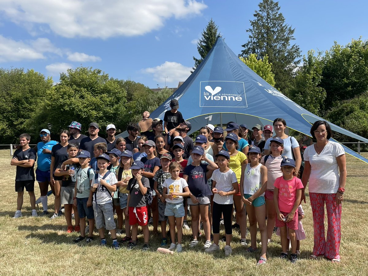 DaugeValerie's tweet photo. 🏓⛳️🏹♿️🏈#Châtellerault2 P.Foucteau #maire de la commune de Vaux-Sur-Vienne était ravi d’accueillir la caravane des #sports organisée par le #CD86 #JO2024 J’ai vu 47 jeunes contents de participer aux activités sportives gratuites et des parents et grands-parents heureux ! 🙏🏼 https://t.co/OcSzFA10I7