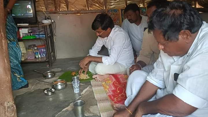 VayalaNaveen11's tweet photo. పేదింటి కొలువులో ఎమ్మెల్యే భోజనం ...

గడప గడపకు మన ప్రభుత్వం పర్యటనలో భాగంగా ఎమ్మెల్యే కు ఆహ్వానం . ఆహ్వానం మేరకు పేదింటి పూరి గుడిసెలో భోజనం.

#GadapaGadapakuManaPrabhuthvam #TeamRPR  #CMYSJagan #kavali https://t.co/eEoJEheHhi