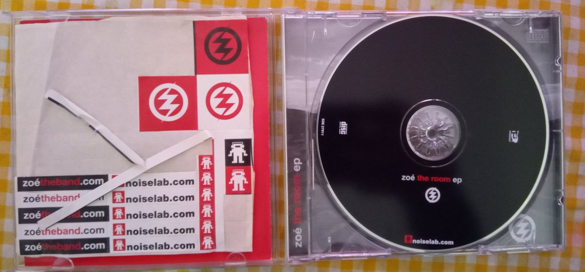 Beatleasis's tweet photo. El EP que fue independiente de @zoetheband, editado por #NoiseLab, por allá de 2005. Aún guardo los stickers también, #TaniaRagasolEnConvoy. En esos años, surgían bandas independientes y comenzaban a despuntar, algunas quedaron en promesas. Zoé sí se consagró, @taniaragasol. https://t.co/SnYKJkNit0