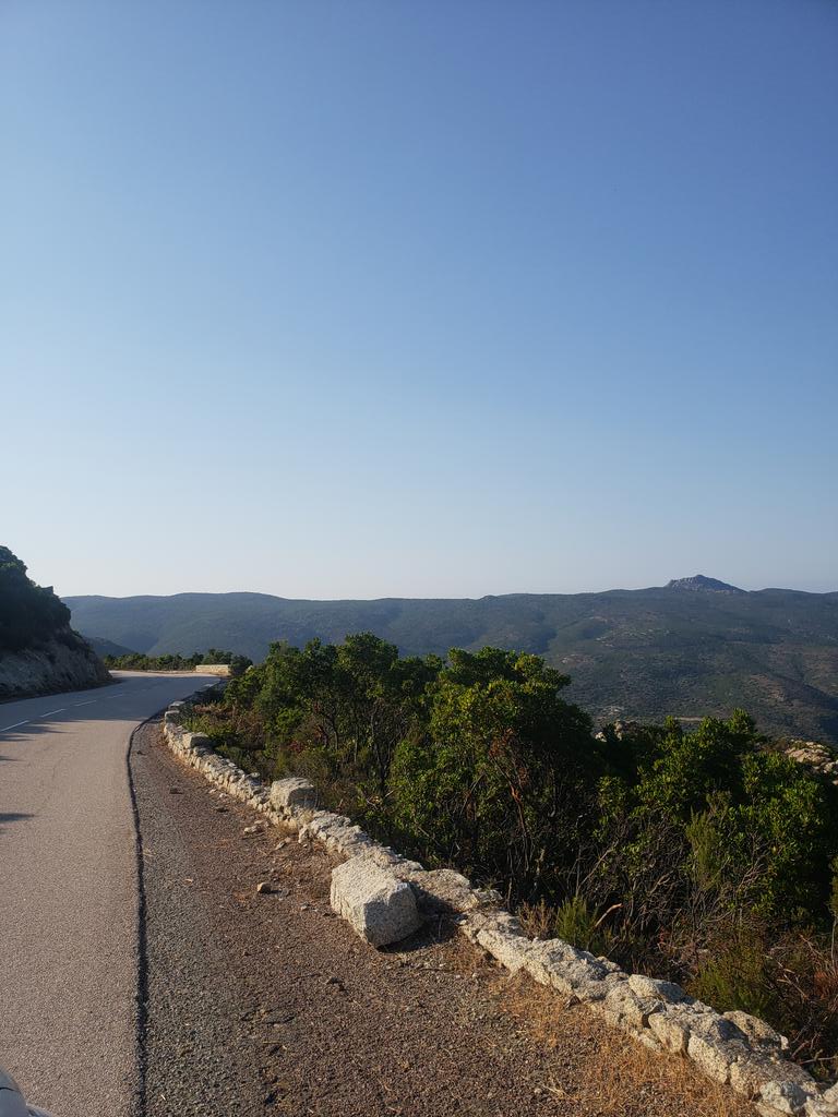 J'ai toujours aimé penser qu'en Corse on était réellement attachés à notre île et son patrimoine, mais ça c'était avant de voir qu'on était en fait tombés au point de voler les pierres sur les bordures des routes de l'Agriate... 
Povera Corsica...