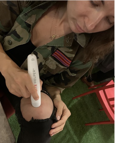 TheBiteHelper's tweet image. Did you know? Mosquitoes are attracted to dark clothing, especially black.  Wear light colors to help prevent getting bit, but keep your Bite Helper close just in case!  😎It's better to be safe than itchy! bitehelper.com
#mosquitoesbite #itch #BiteHelper #ditchtheitc