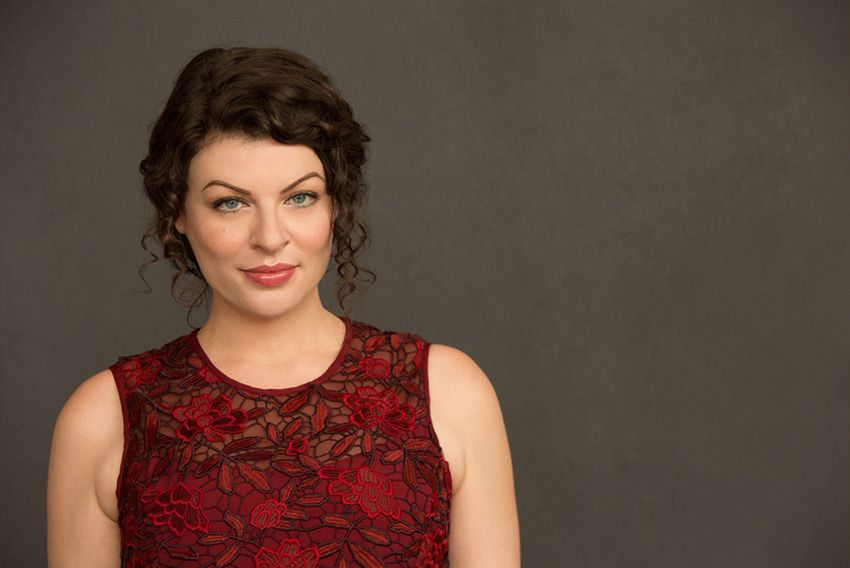 Julia Adolphe's "Woven Loom, Silver Spindle" contrasts the sharp, bright violin with a darker, heavier larger orchestra on tonight's LA Philharmonic concert. Join us at 7 for this contemporary work alongside Beethoven's 7th Symphony! 📸: Stephen Busken