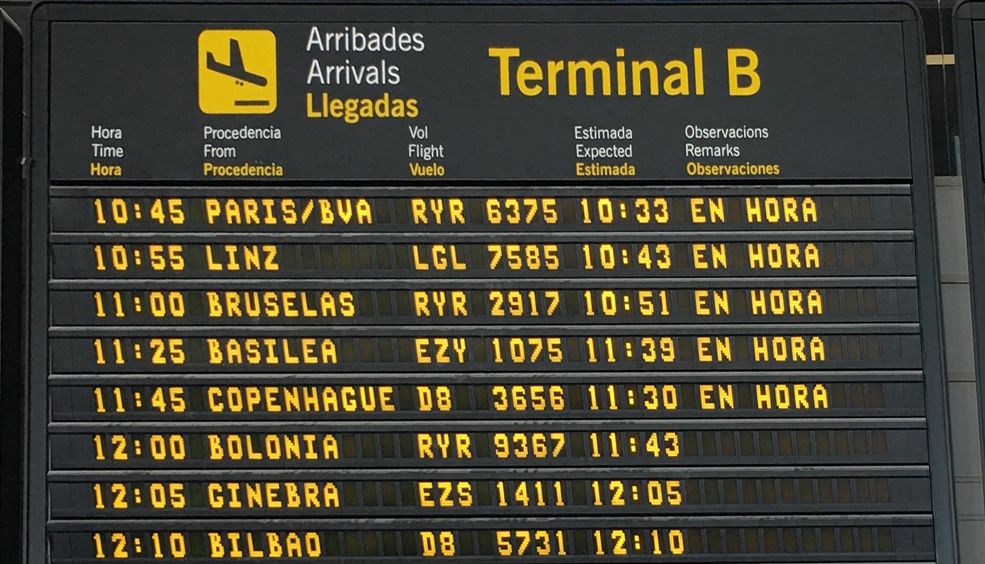 exebat's tweet photo. En esta foto del blog de @Vueling (es del aeropuerto de #Barcelona) no sale ningún avion de los de ellos 🤔
¿Será que es porque pone "En Hora" para todos los vuelos 😂 https://t.co/kpMtwo1bDd