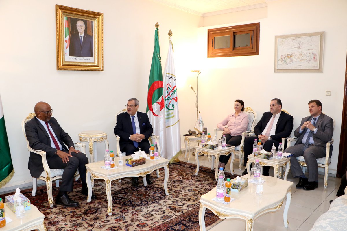 CAPCAlgerie's tweet photo. #COOPÉRATION
Importante rencontre du pdt de la @Cgeci_Officiel, Jean-Marie #Ackah, du président de la CAPC, @agli_sami et des VP des 2 organisations avec le président du Conseil National #Économique, #Social et #Environnemental #Cnese, M. Sidi Mohammed BOUCHENAK KHELLADI https://t.co/5Jb5RDtRTs