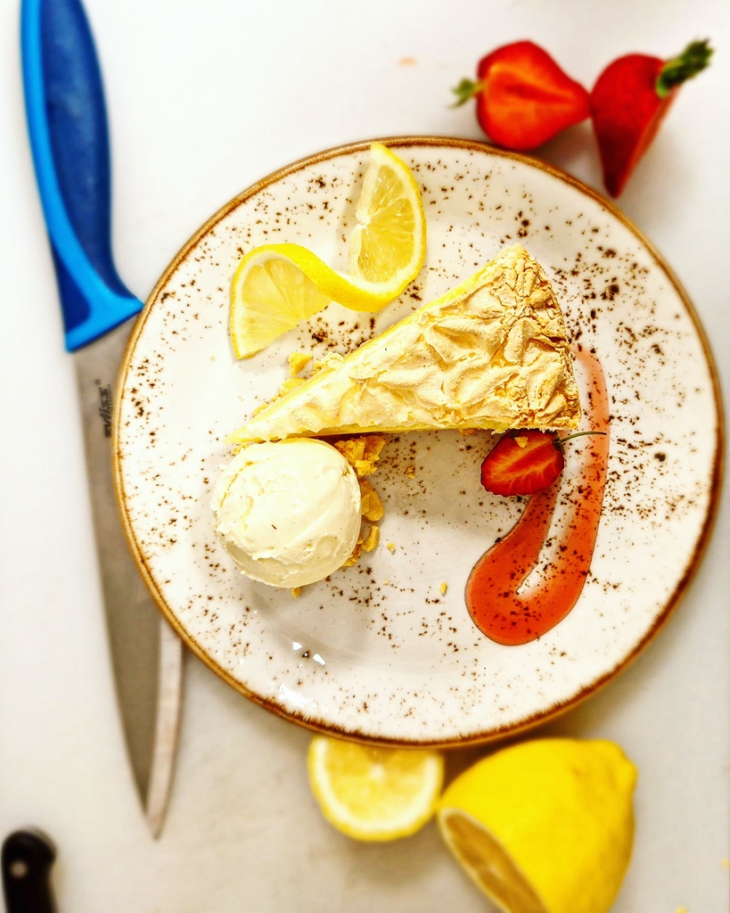 Doesn't this dessert just scream summer? Lemon meringue pie, honeycomb, vanilla bean ice cream, strawberry sauce and coconut. Hello ☀️ You can find it on the specials board at Pebbles Restaurant now. Treat yourself!