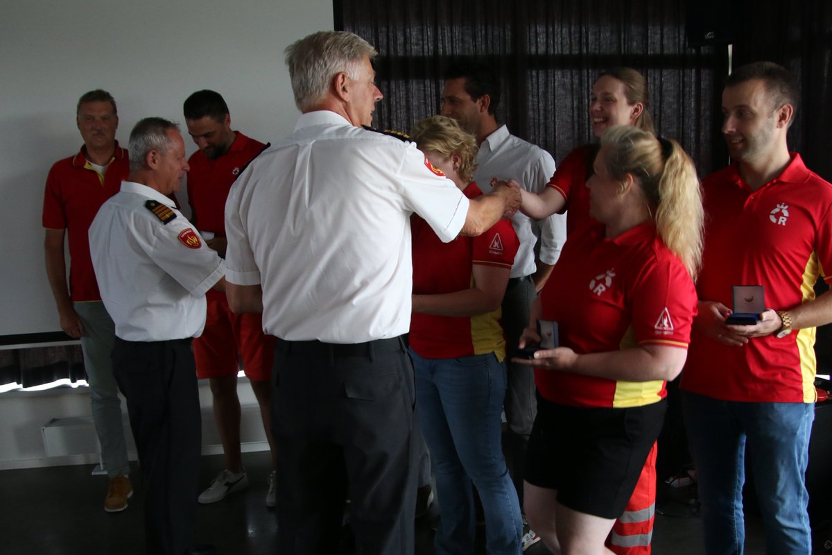 VRMWB's tweet photo. 🥇🚤| Gister is er namens @Reddingsvloot een feestelijke bijeenkomst georganiseerd om de ruim 50 lifeguards uit onze regio een waarderingspenning watersnood 2021 te overhandigen. 🤩

Bedankt voor dit geweldige werk #toppers! 💪 https://t.co/6sXhUsVLIH