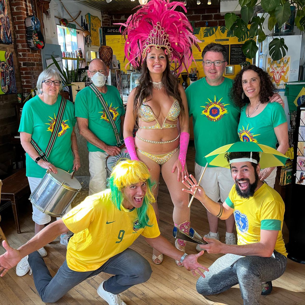 fox12oregon's tweet image. You don't need to visit Rio de Janeiro to sample Brazil's biggest celebration! This morning, @JoeVFox12 got a preview of the Brazilian Carnaval Ball that's happening this Saturday in Portland! Watch today's #OnTheGoWithJoe: kptv.tv/3olbBv3