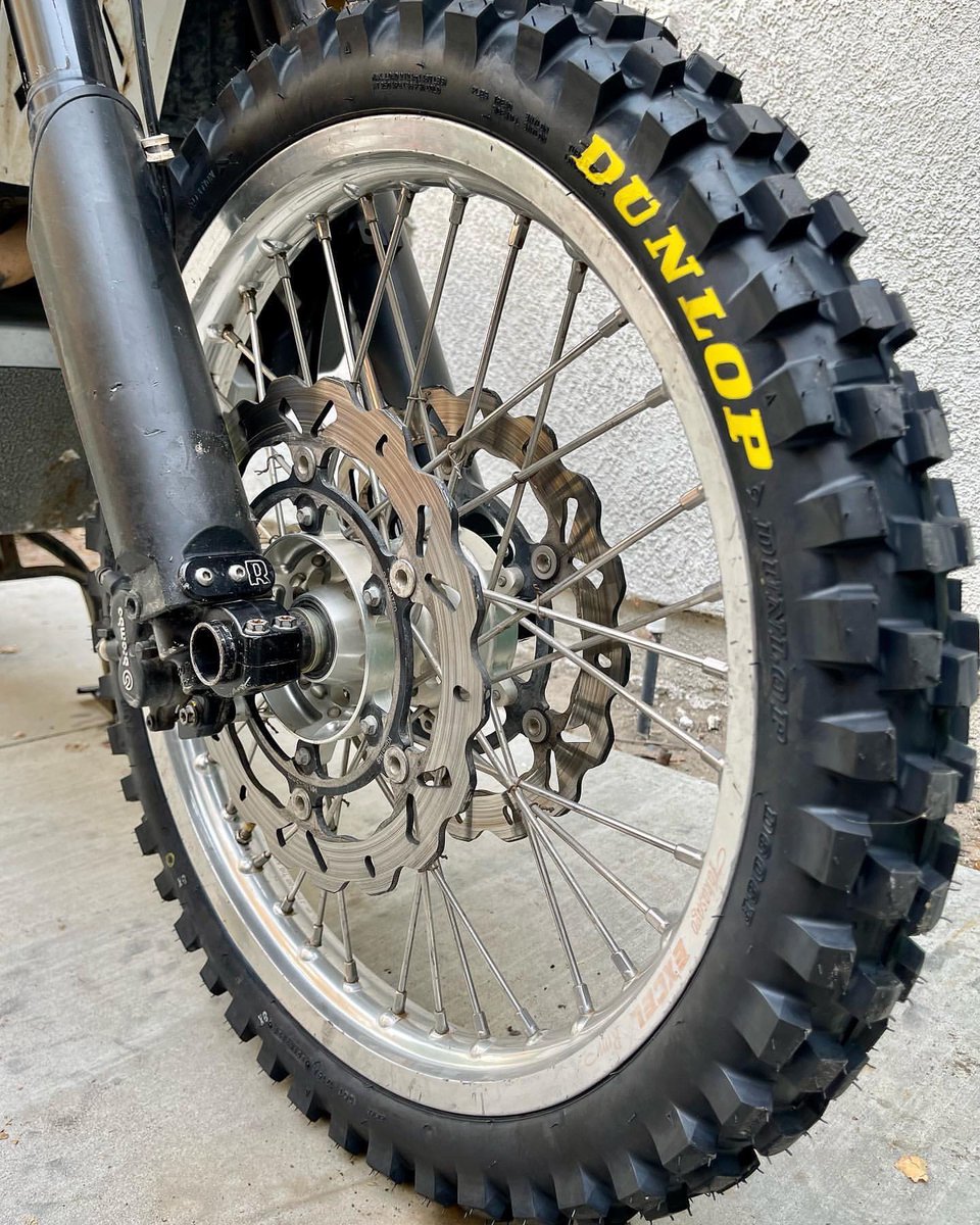 RideDunlop's tweet photo. Nothing like new rubber and epic desert rides! This is the #D606 front that @xladv has on his #xladvproject990 bike!
#ridedunlop #xladv #lc8 #ktm990 https://t.co/2yE700aeEn