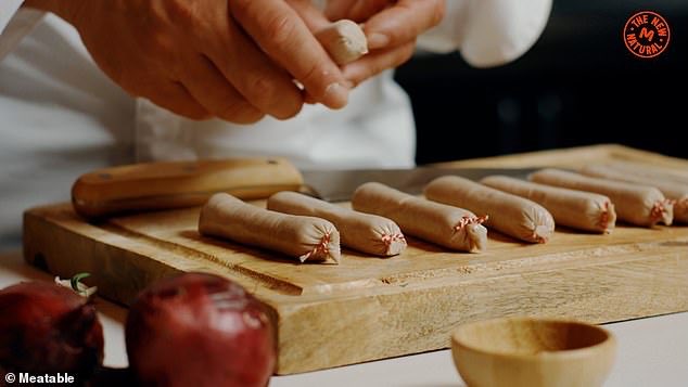 TheNorskaPaul's tweet photo. An innovative food company has revealed their new lab-grown sausage. 😳
#Meatable a #Dutch company grows cultivated meat from just a single cell from an animal, replicating the natural growth of muscle and fat. I dunno about that, I’d try it though. https://t.co/SuZZ21Qdi8
