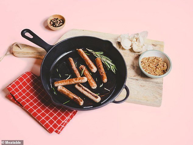 TheNorskaPaul's tweet photo. An innovative food company has revealed their new lab-grown sausage. 😳
#Meatable a #Dutch company grows cultivated meat from just a single cell from an animal, replicating the natural growth of muscle and fat. I dunno about that, I’d try it though. https://t.co/SuZZ21Qdi8