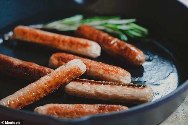 TheNorskaPaul's tweet photo. An innovative food company has revealed their new lab-grown sausage. 😳
#Meatable a #Dutch company grows cultivated meat from just a single cell from an animal, replicating the natural growth of muscle and fat. I dunno about that, I’d try it though. https://t.co/SuZZ21Qdi8