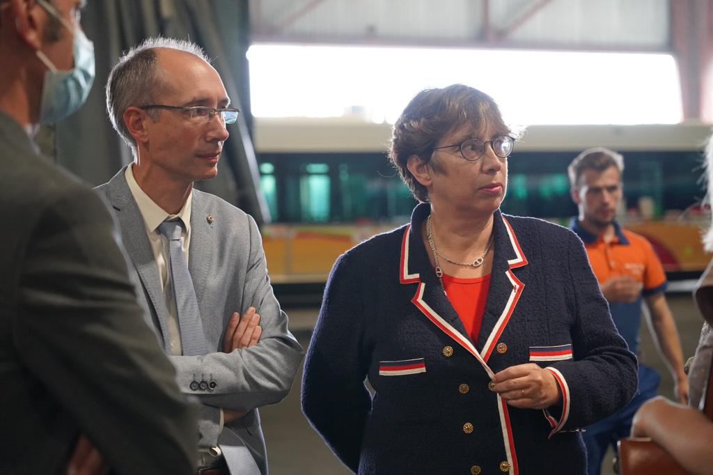 RICHEZfrancois1's tweet photo. Avec @M_Laigneau Présidente d' @enedis nous avons pu assister au départ de 6 nouveaux groupes électrogènes de grande capacité en faveur des populations ukrainiennes. Ce matériel sera acheminé par la @ProtecCivilefr vers l’#Ukraine Solidarité et entraide sont des valeurs partagées https://t.co/WnHXoofQ0S