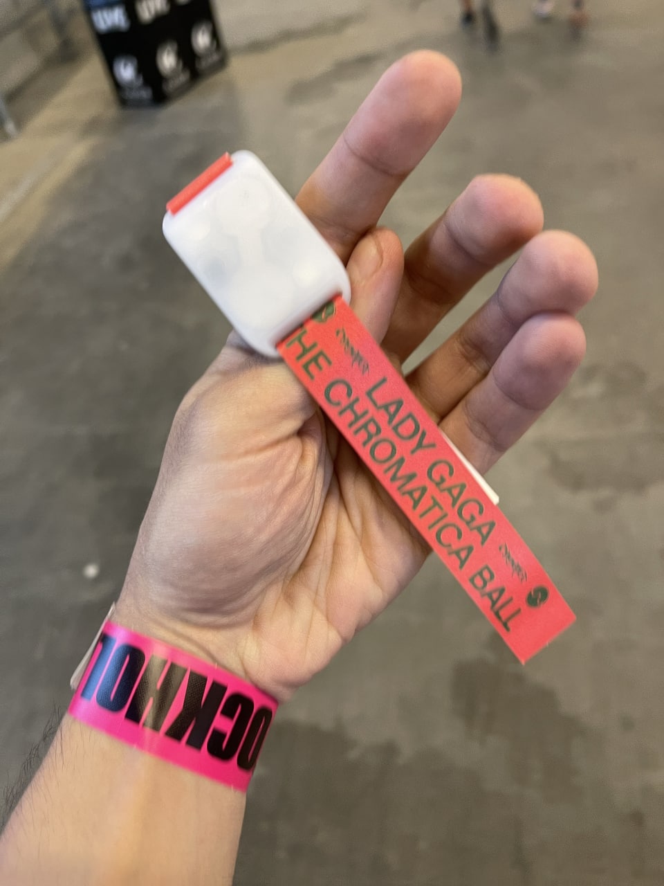 hebzuchtig Voorkomen Bruidegom Lady Gaga Now 🃏 on Twitter: "Fans in Stockholm are now receiving the LED  wristbands . https://t.co/PAVyKlyYnB" / Twitter